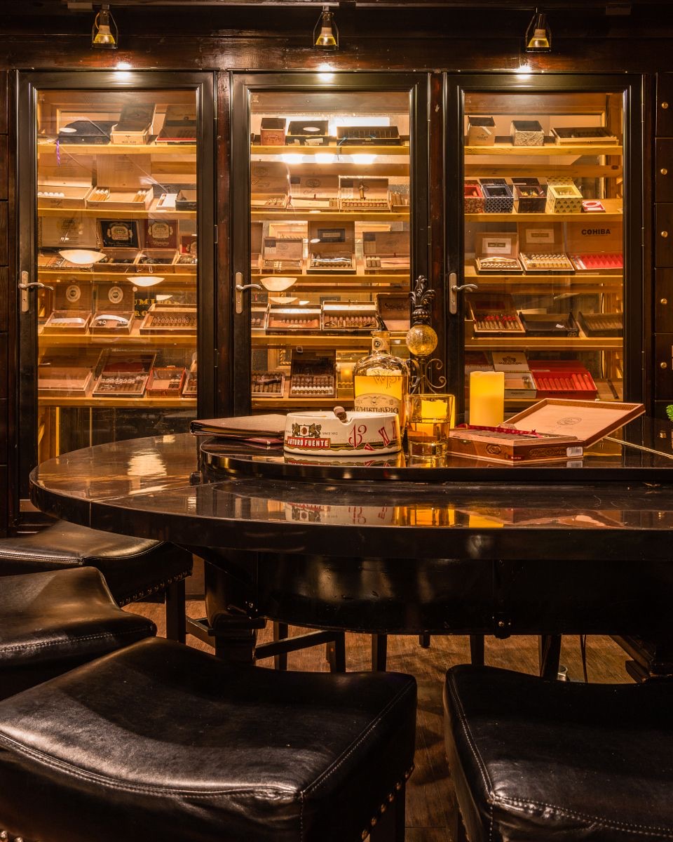 Vitrina humidor con mesa de degustación.